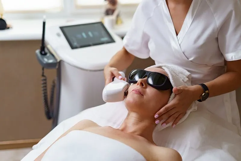Body contouring treatment in progress